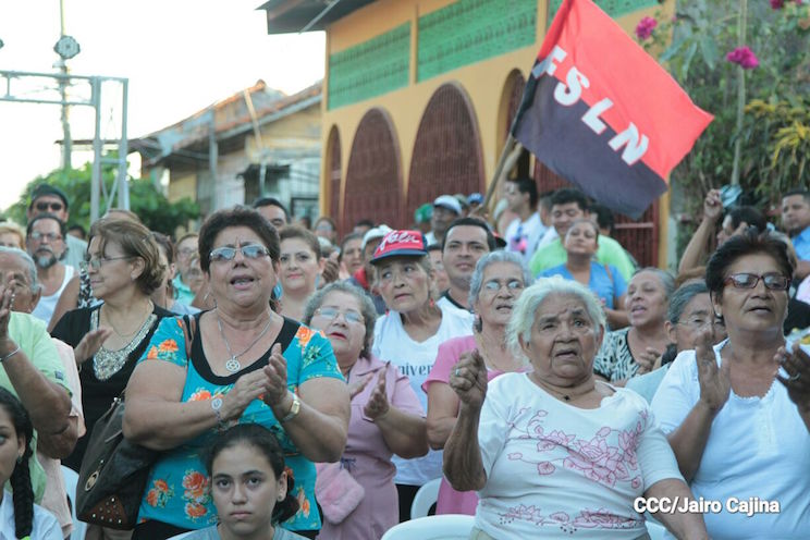 Leoneses inauguran monumento y mural en homenaje a Luisa Amanda y Enrique Lorente